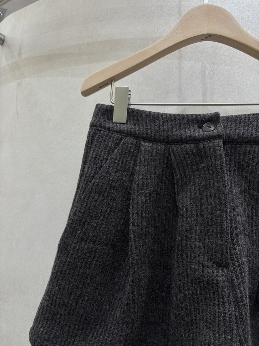 WHO IS SHE韓國直郵㊣女裝新品職業人氣時尚短褲抓絨羅紋WHO IS SHE短褲