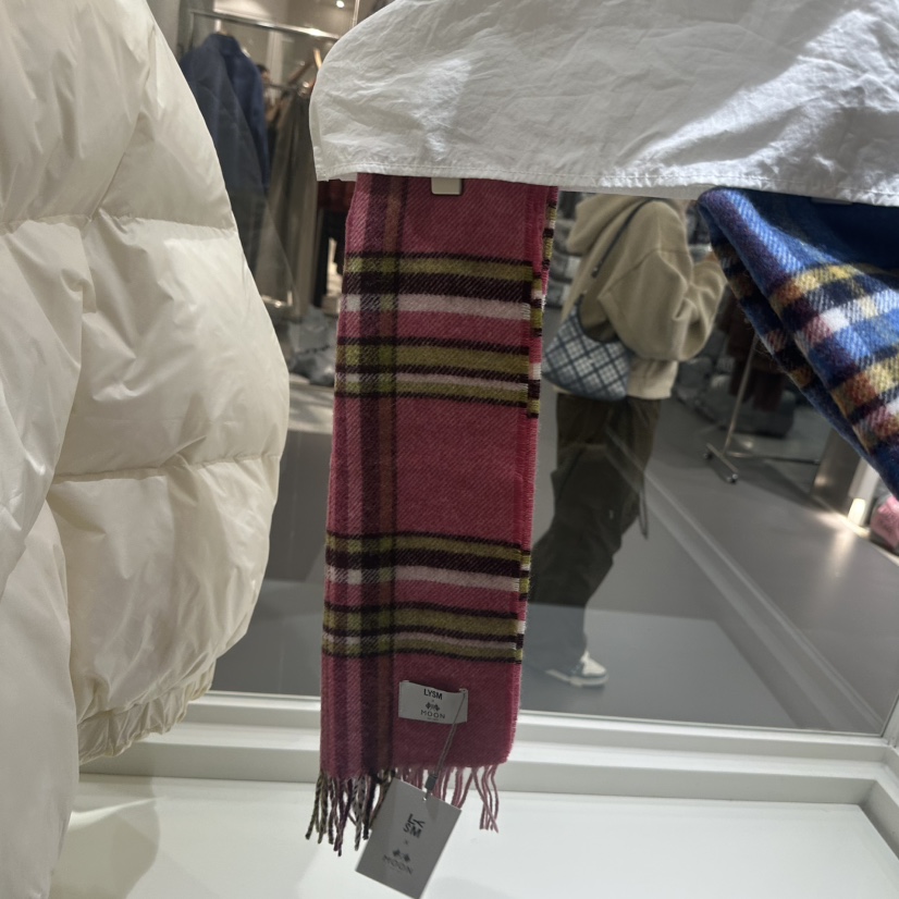 LOVE YOU SO MUCH/MORE THAN YESTERDAY韓國代購㊣女裝新款人氣圍巾披肩打折LYSM/MORE THAN YESTERDAY圍巾/披肩圖色1實際價格19000