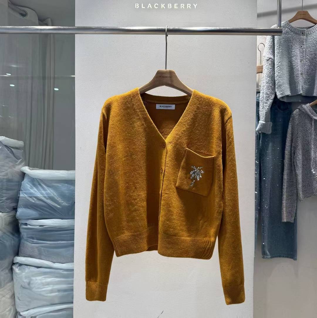 BLACKBERRY韓國代購㊣女裝新款熱賣職業真品針織衫口袋刺繡BLACKBERRY針織衫圖色2