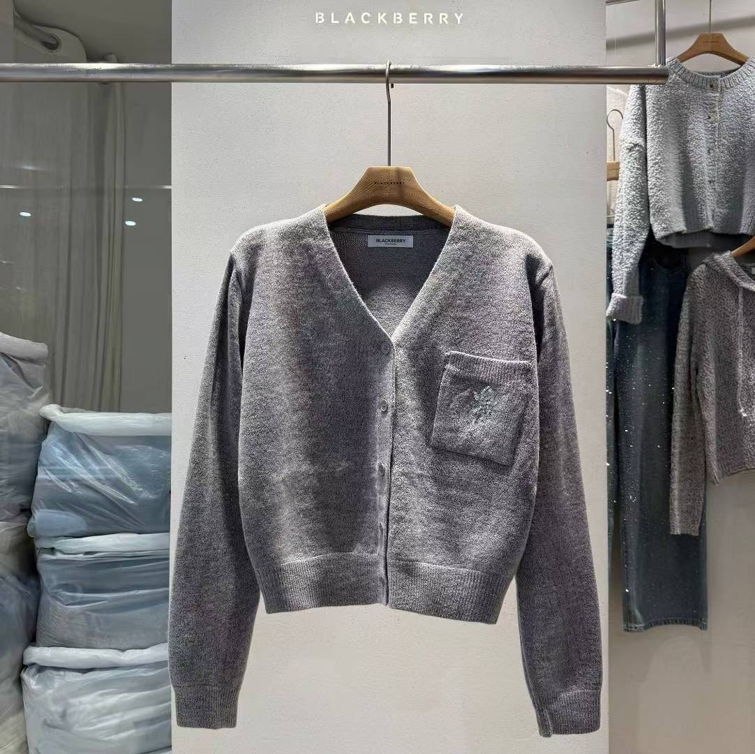 BLACKBERRY韓國代購㊣女裝新款熱賣職業真品針織衫口袋刺繡BLACKBERRY針織衫圖色3