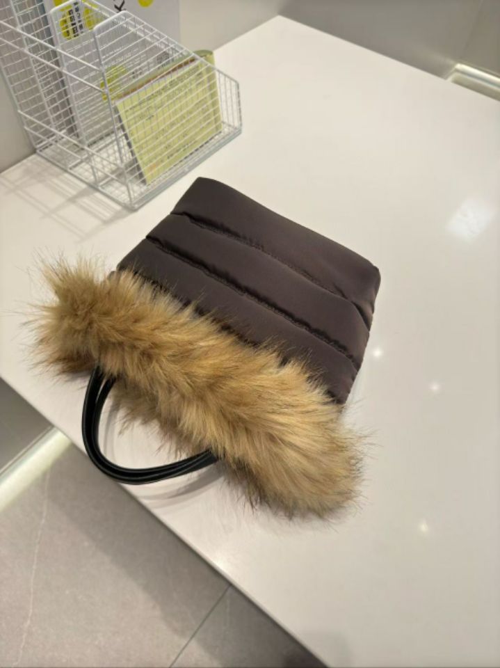 TROUVAILLE東大門㊣代購女士新品休閑職業手拿包腋下包毛絨TROUVAILLE手拿包/腋下包圖色2