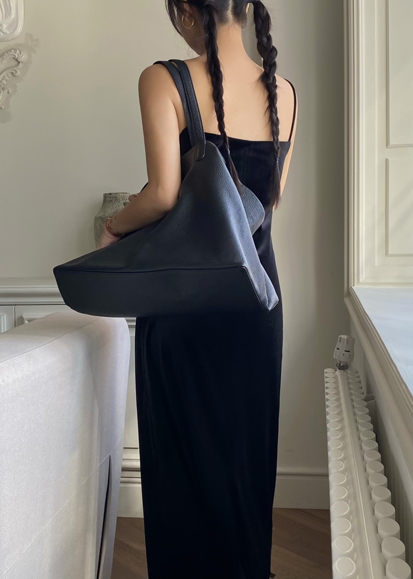 OUPPT東大門㊣實拍女裝新款推薦25秋冬時尚連衣裙天鵝絨開衩OUPPT連衣裙