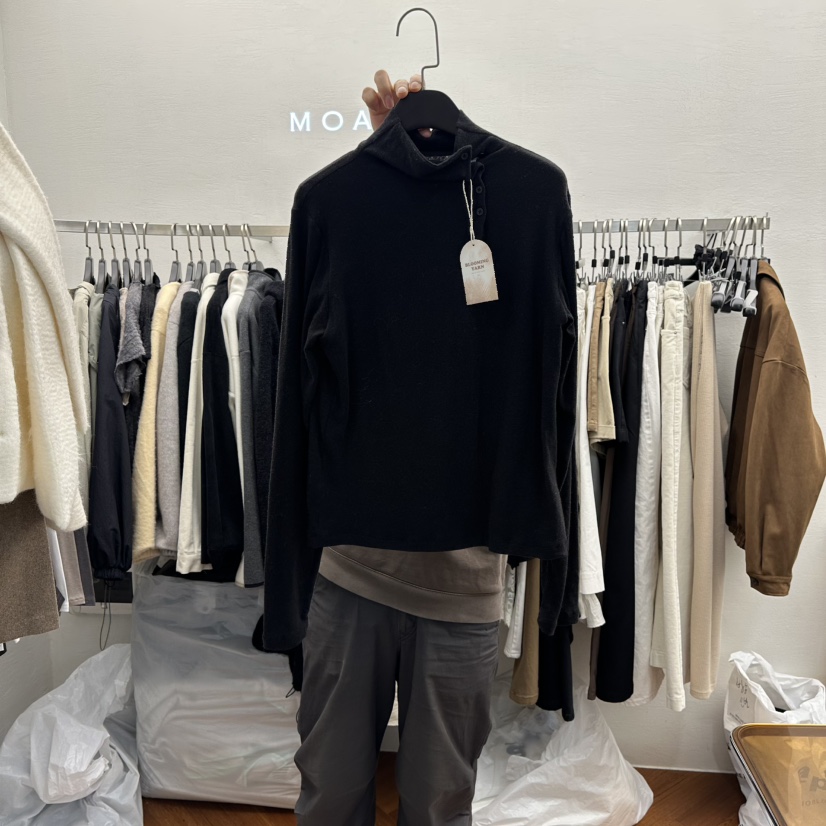 MOANA韓國直郵㊣女裝新品人氣熱賣推薦職業長袖T恤安哥拉紐扣MOANA長袖T恤圖色2黑色