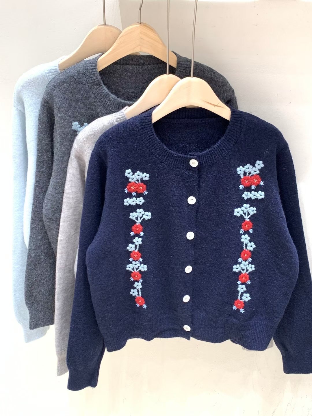 FRIDA東大門㊣實拍女裝新款25秋冬熱賣時尚針織衫手工刺繡開衫FRIDA針織衫圖色2上二色