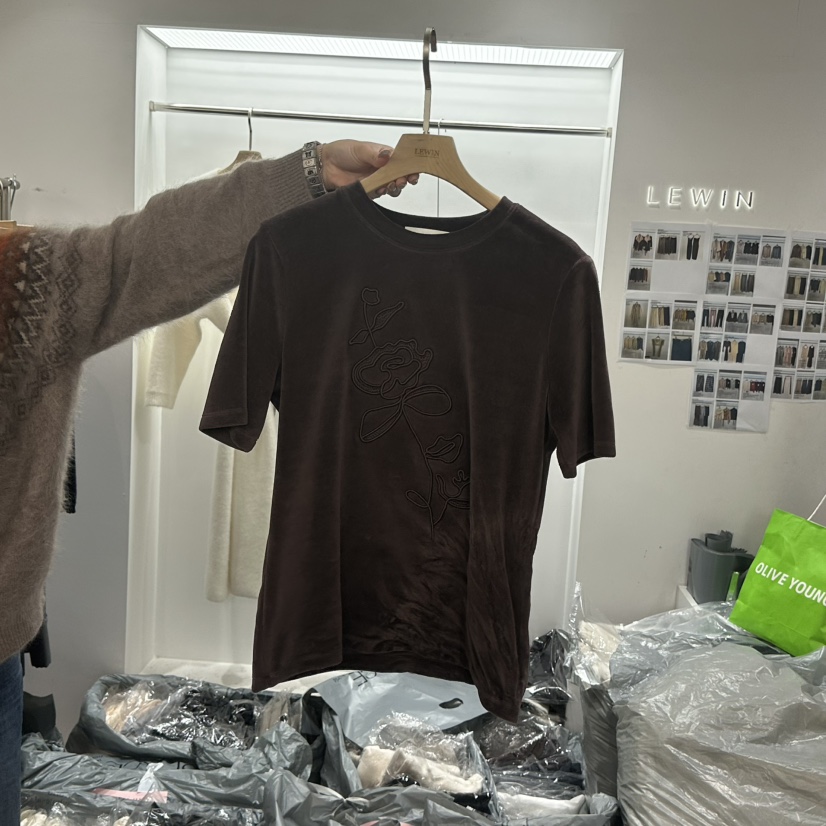 LEWIN東大門㊣直郵女士新品真品休閑職業熱賣25秋冬T恤刺繡絲絨LEWINT恤圖色4