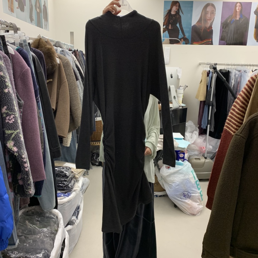 SOLD OUT東大門㊣代購女裝新品熱賣25秋冬人氣連衣裙褶皺連帽SOLD OUT連衣裙圖色2