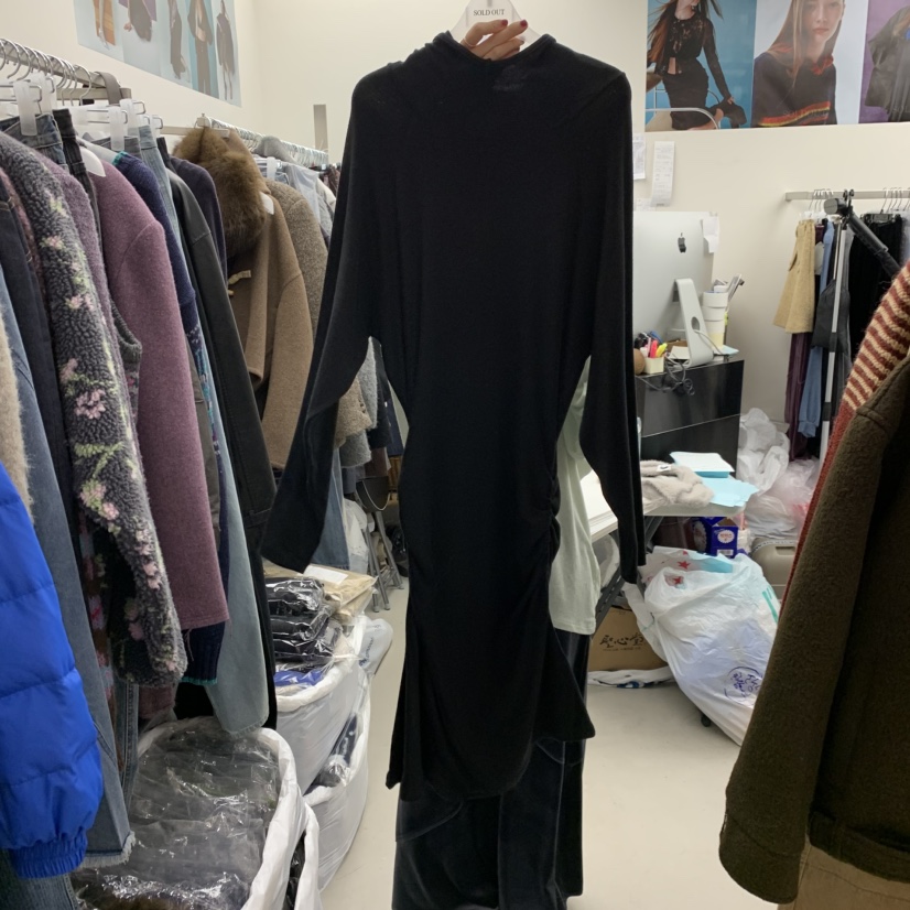 SOLD OUT東大門㊣代購女裝新品熱賣25秋冬人氣連衣裙褶皺連帽SOLD OUT連衣裙圖色3