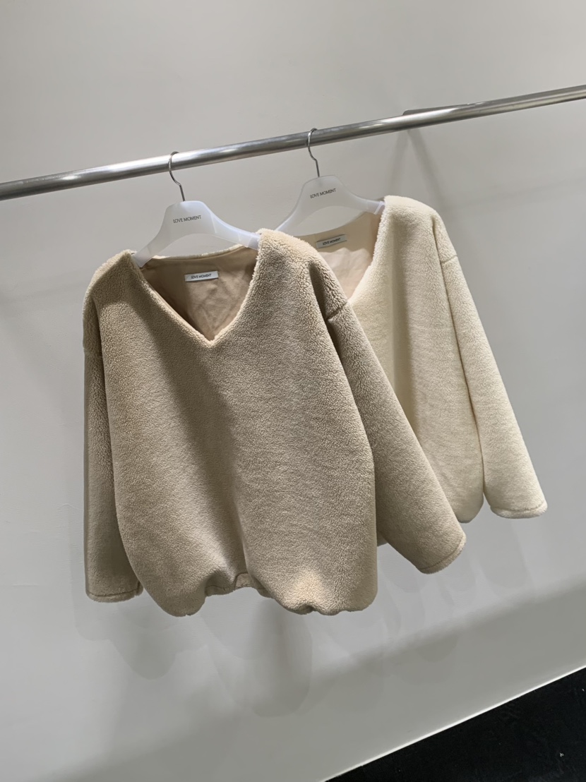 LOVE MOMENT東大門㊣直郵女士新品休閑職業人氣衛衣V領羊毛LOVE MOMENT衛衣