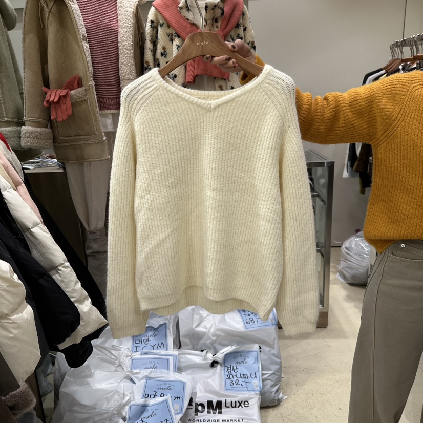 MELO韓國直郵㊣女裝新品職業推薦25秋冬真品時尚針織衫V領抓絨MELO針織衫圖色1