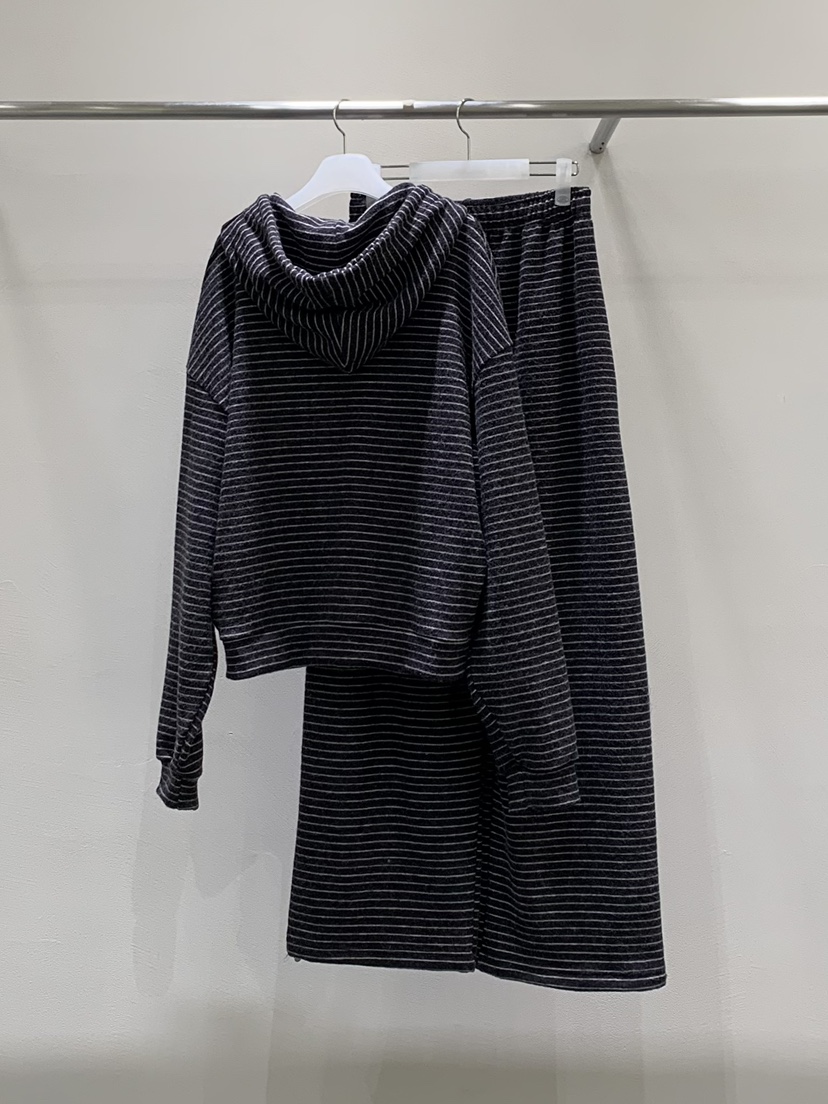 LOVE MOMENT韓國代購㊣女裝新款人氣25秋冬休閑熱賣套裝套裝LOVE MOMENT套裝