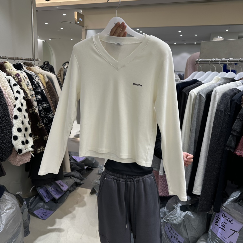 BENE東大門㊣代購女裝新款人氣職業推薦真品25秋冬長袖T恤V領BENE長袖T恤圖色1