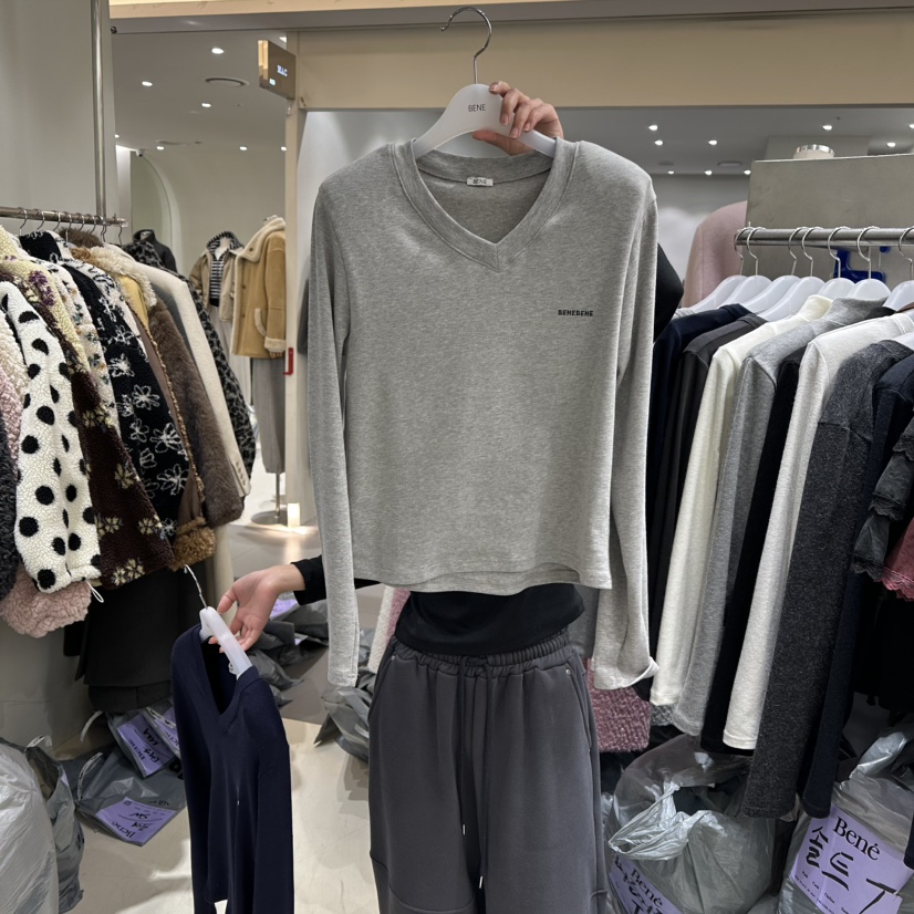 BENE東大門㊣代購女裝新款人氣職業推薦真品25秋冬長袖T恤V領BENE長袖T恤圖色2