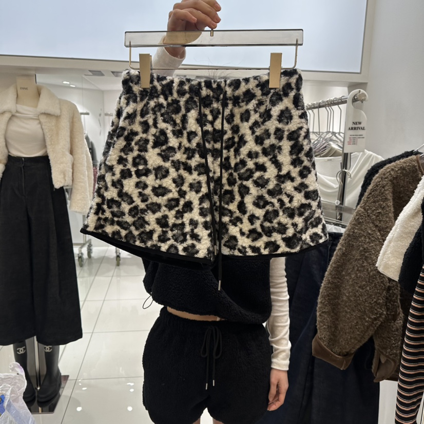 JENNIE東大門㊣實拍女士新款人氣真品職業熱賣25秋冬短褲加絨JENNIE/VENEFIT短褲圖色2