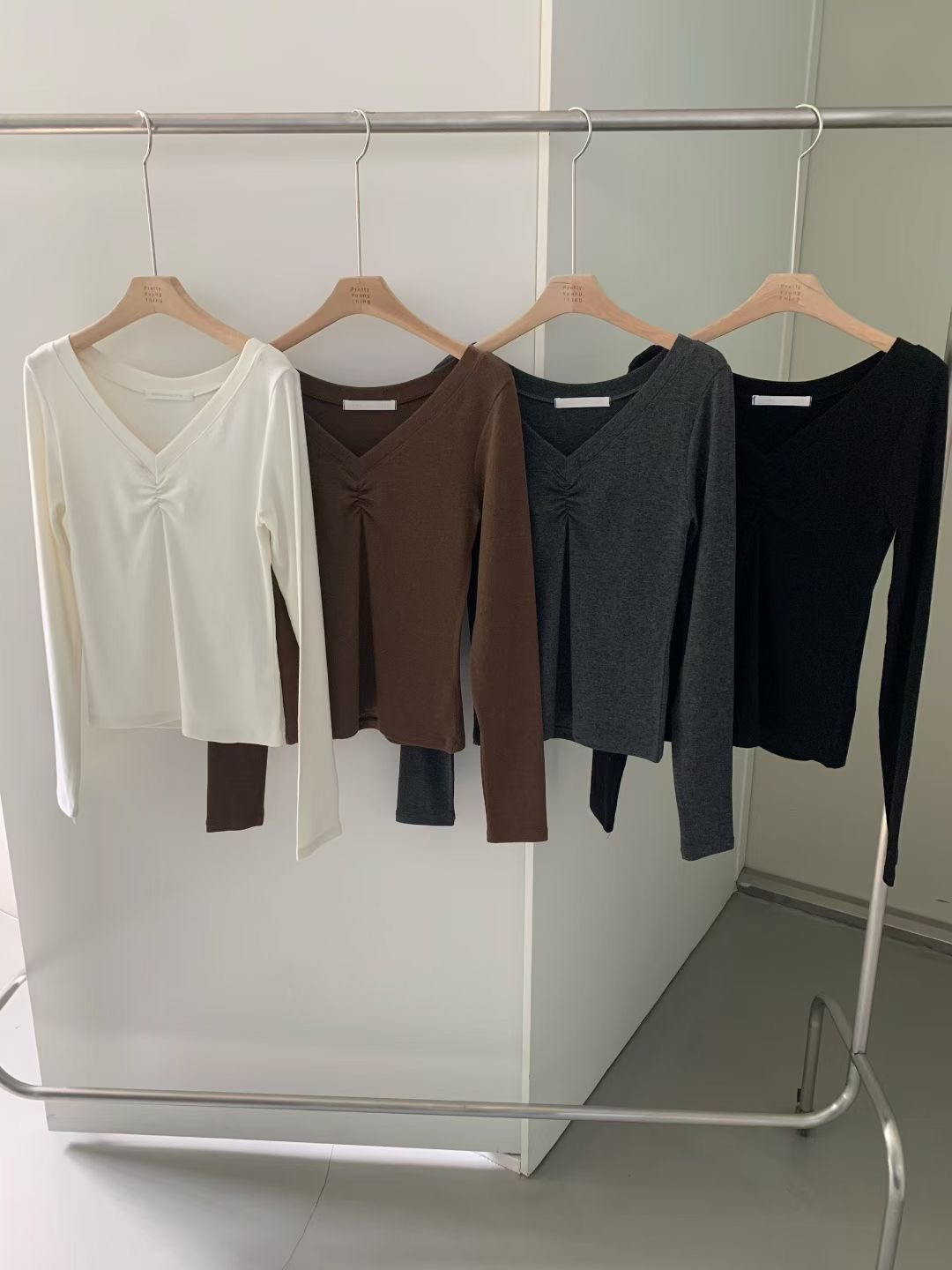 PYT-ot韓國直郵㊣女裝新品時尚推薦25秋冬人氣長袖T恤V領褶皺pretty young thing長袖T恤