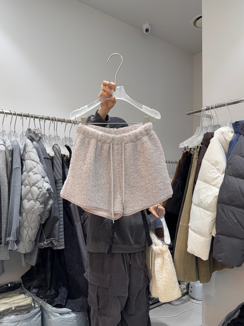 LOOKK東大門㊣直郵女士新款時尚25秋冬推薦熱賣職業短褲毛絨LOOKK短褲圖色2