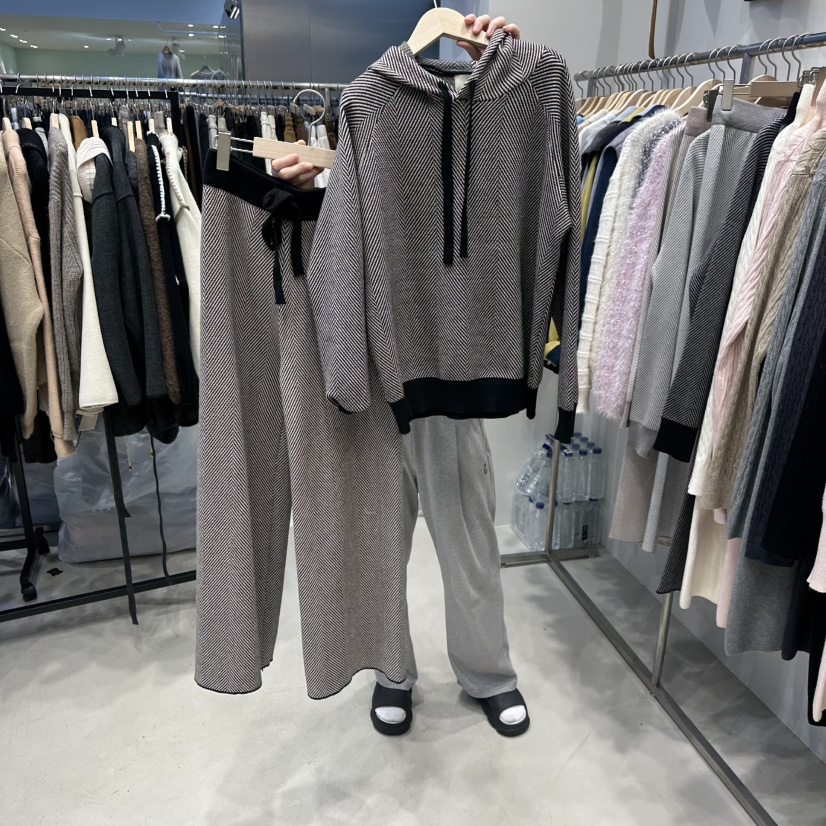 HOT PLACE東大門㊣直郵女裝新款休閑套裝人字紋連帽衫套裝HOT PLACE_ISSUE/DREAM GIRIS套裝圖色3黑色米色條紋