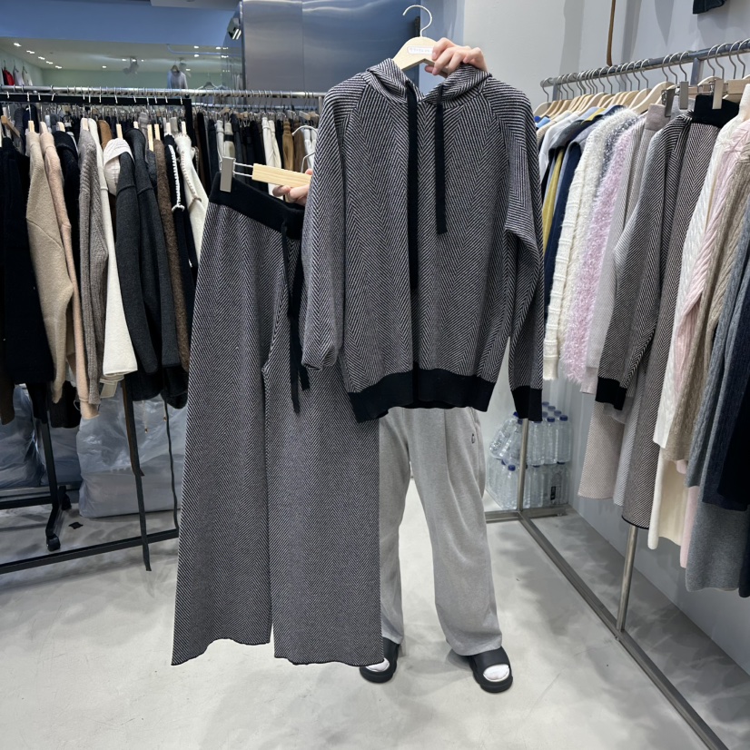 HOT PLACE東大門㊣直郵女裝新款休閑套裝人字紋連帽衫套裝HOT PLACE_ISSUE/DREAM GIRIS套裝圖色4黑灰條紋