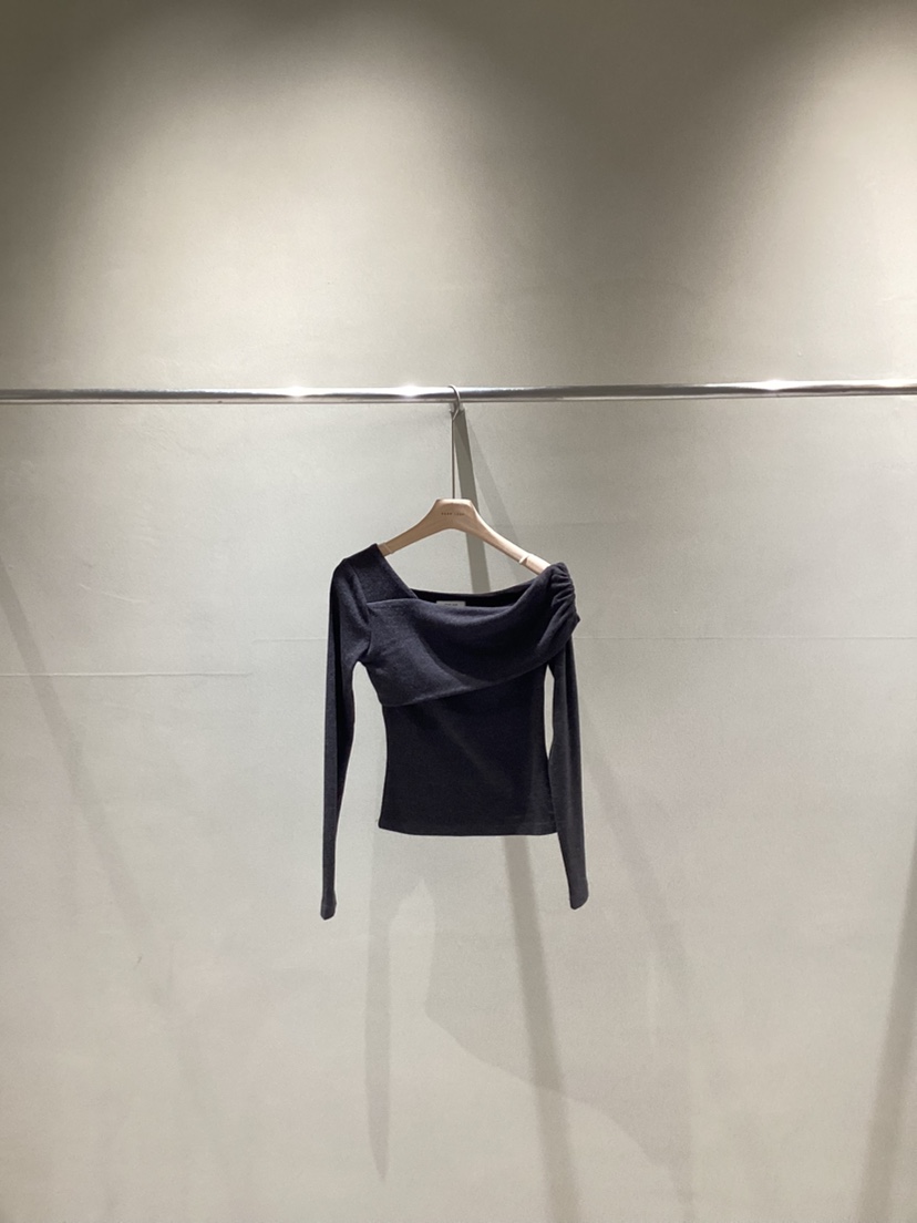 NEAR LEAP-P東大門㊣代購女裝新款人氣時尚長袖T恤褶皺露肩NEAR LEAP長袖T恤圖色2