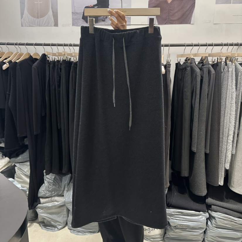 MOMENT韓國直郵㊣女裝新品人氣真品時尚熱賣職業長裙加絨貂皮MOMENT/RECOVER長裙圖色2墨色