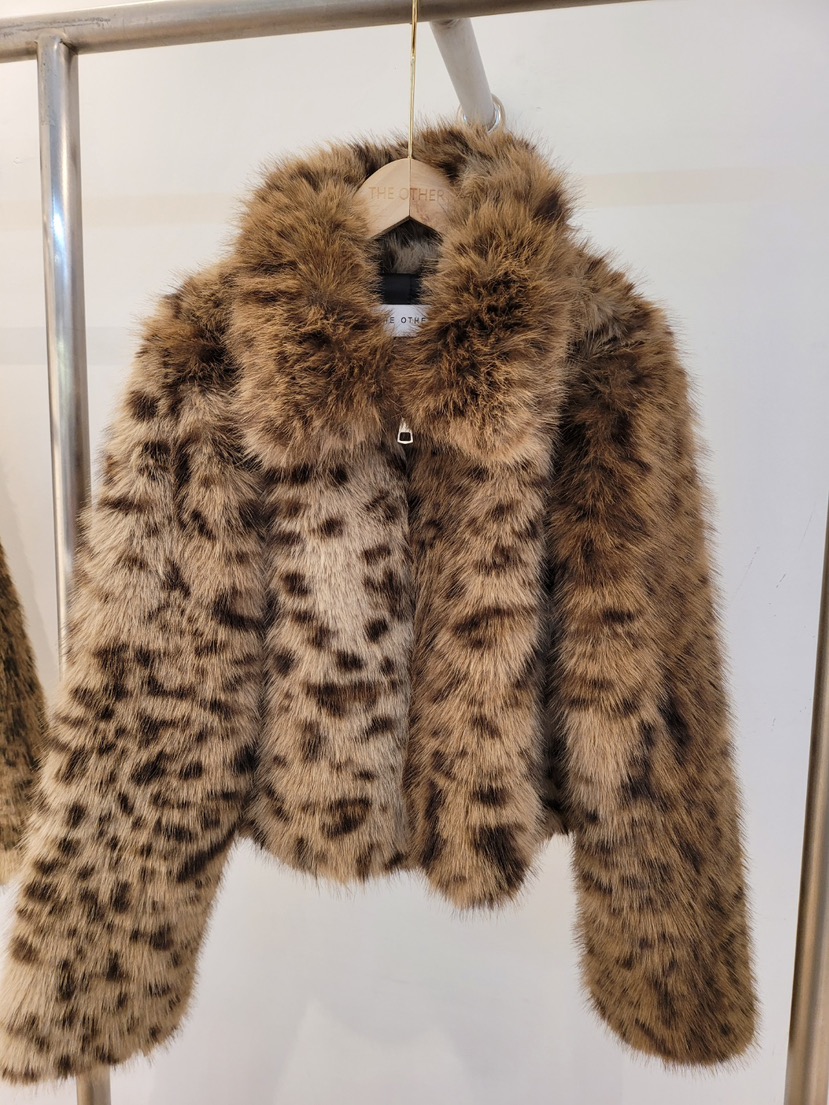 THE OTHER東大門㊣代購女士新款熱賣25秋冬短款大衣皮草豹紋THE OTHER短款大衣圖色2深色