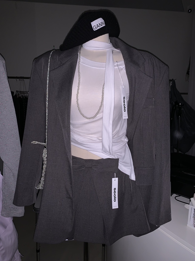 SEOLO韓國直郵㊣女裝新品熱賣休閑職業26春夏長袖T恤含脖帶圍巾Seolo seoul長袖T恤