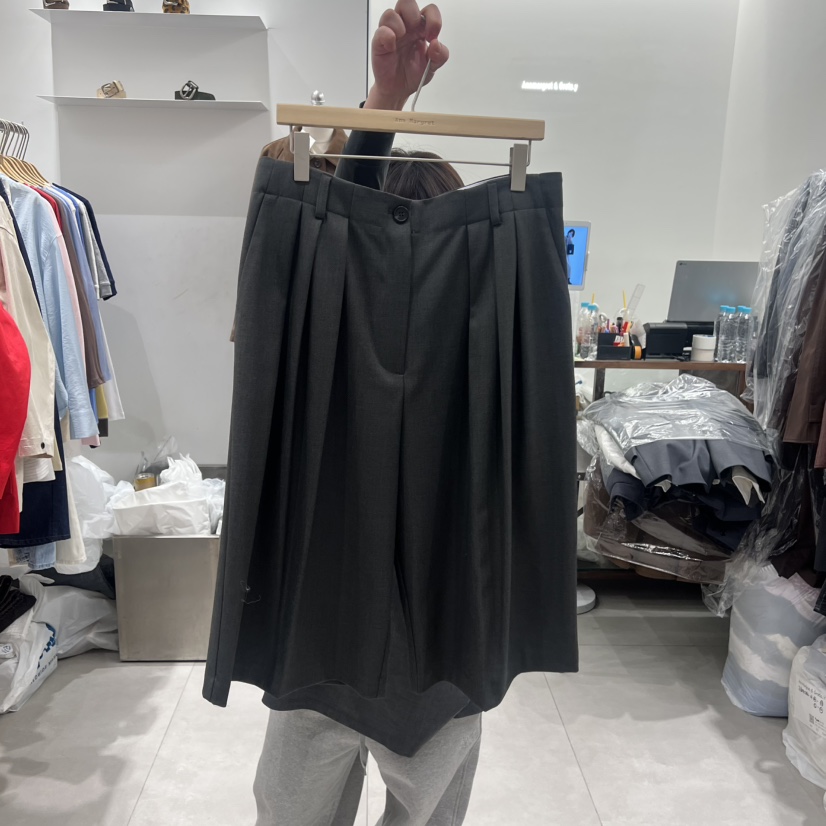 ANN MARGRET韓國代購女士新品時尚短褲褶裥GRETA.Y短褲圖色2