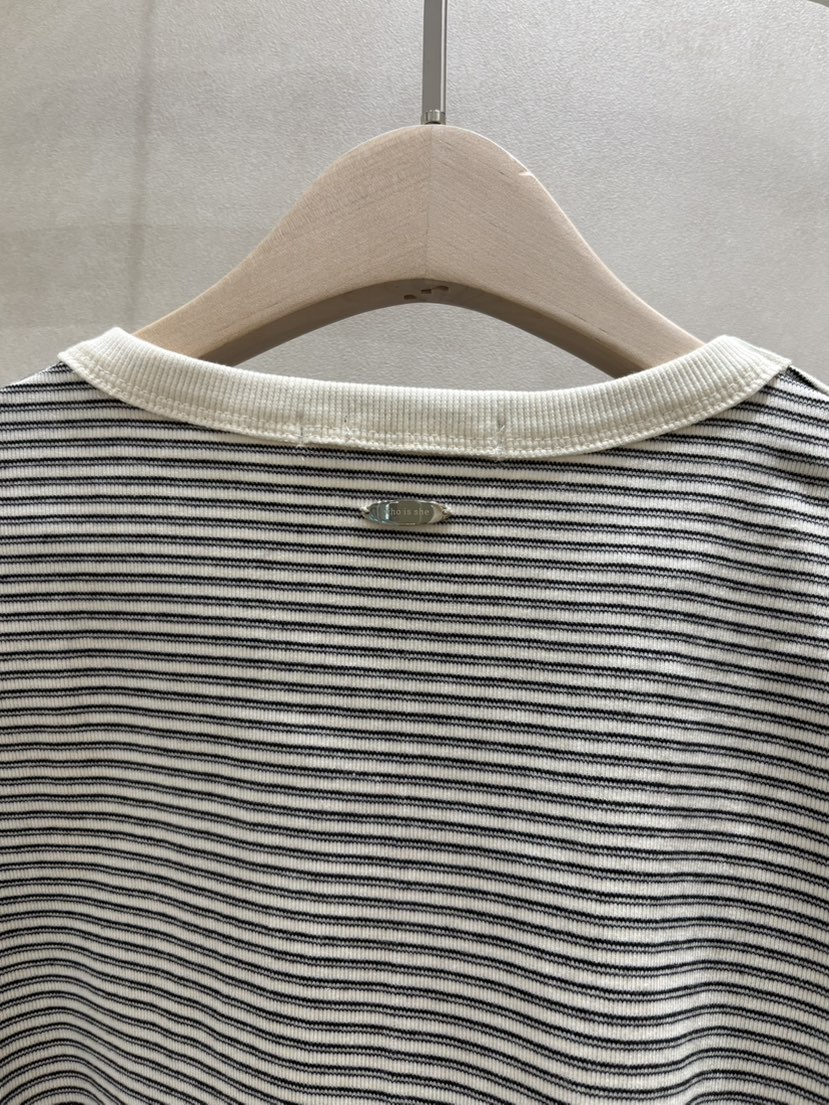 WHO IS SHE東大門代購女裝新品休閑職業真品人氣熱賣T恤WHO IS SHET恤