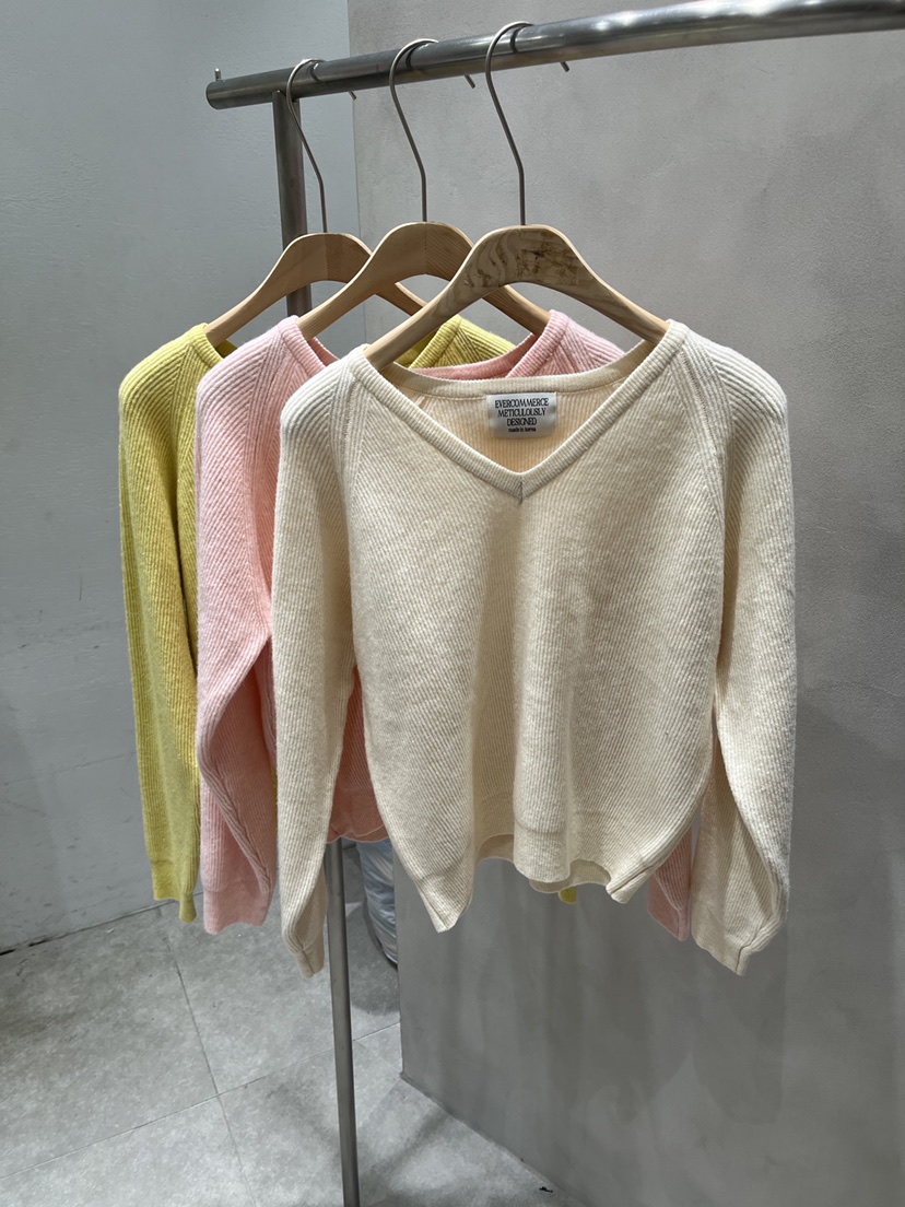 EVERCOMMERCE METICULOUSLY DESIGNED東大門直郵女裝新品真品針織衫EVERCOMMERCE METICULOUSLY DESIGNED針織衫