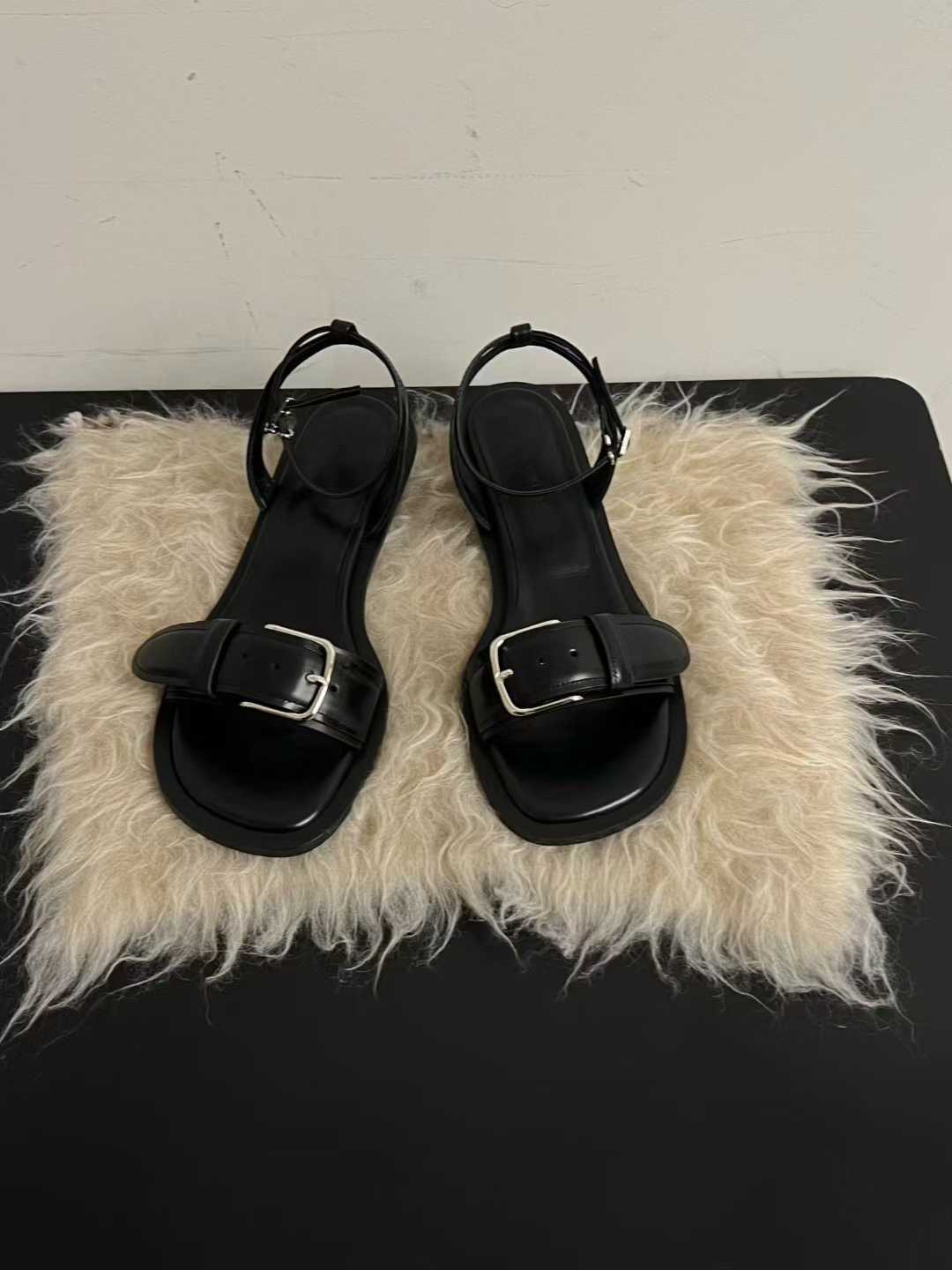 LONDON FLAT韓國直郵女士新款時尚26春夏職業人氣涼鞋拖鞋LONDON FLAT涼鞋/拖鞋圖色1