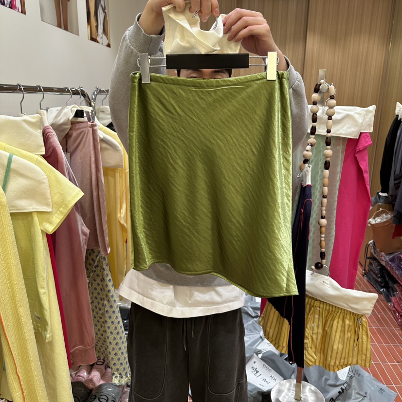 E/E/E韓國直郵女裝新款職業真品時尚熱賣半身裙中短裙緞面E/E/E半身裙/中短裙