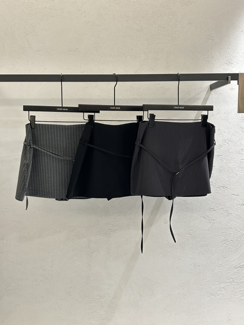 OVER NEAR韓國東大門代購女裝新品推薦26春夏裙褲含腰帶海軍OVER NEAR裙褲