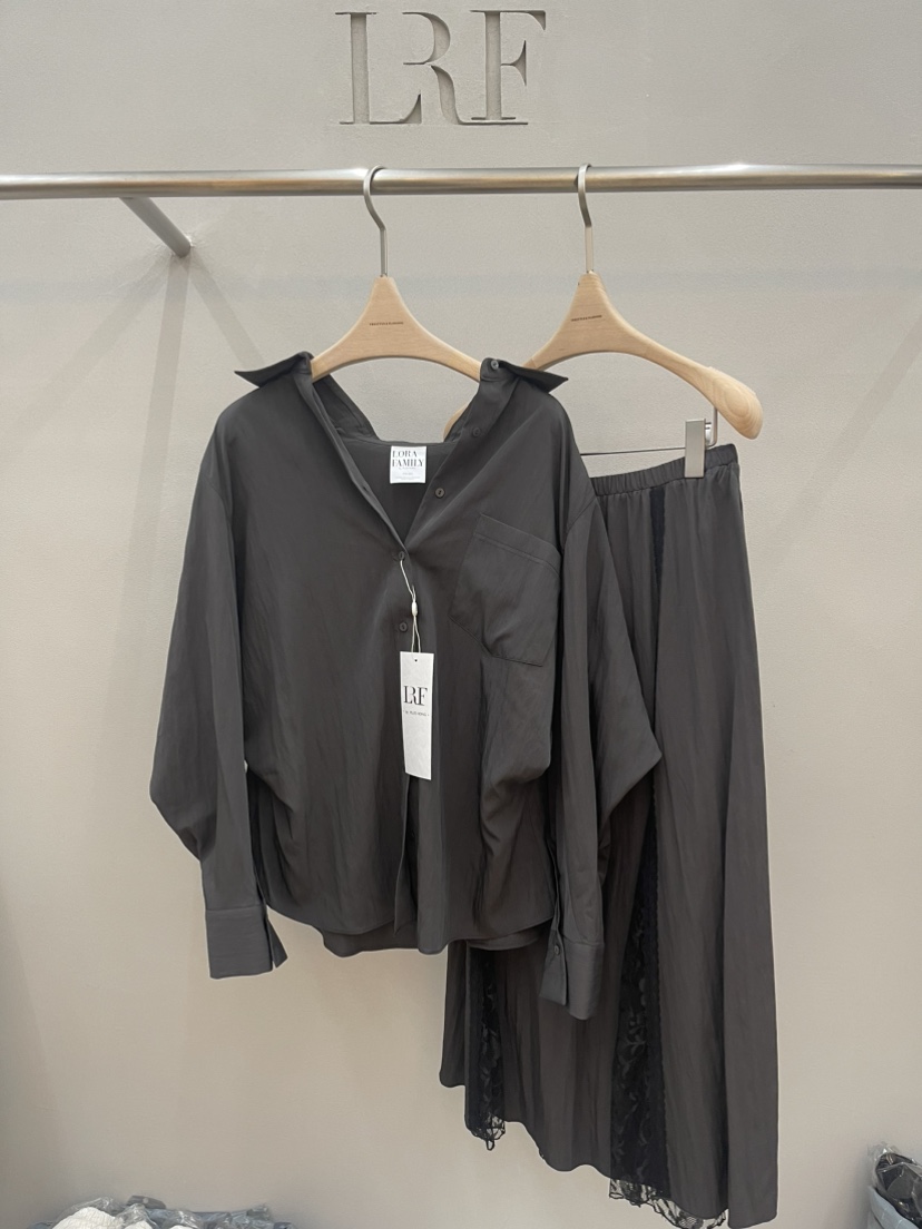 PLUS HONG-P韓國直郵女士新款時尚推薦人氣職業襯衫蕾絲衫LORA FAMILY/PLUS HONG襯衫/蕾絲衫