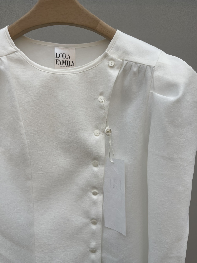 PLUS HONG-P韓國東大門代購女士新款推薦襯衫蕾絲衫泡泡袖紐扣LORA FAMILY/PLUS HONG襯衫/蕾絲衫