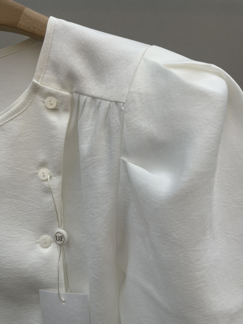 PLUS HONG-P韓國東大門代購女士新款推薦襯衫蕾絲衫泡泡袖紐扣LORA FAMILY/PLUS HONG襯衫/蕾絲衫