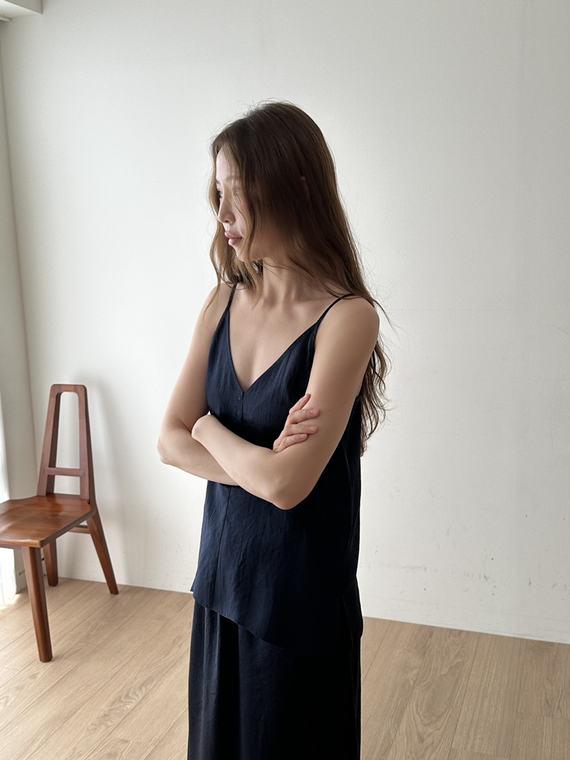 JEONG GAM STUDIOS韓國直郵女裝新款推薦職業吊帶背心緞面JEONG GAM STUDIOS吊帶/背心