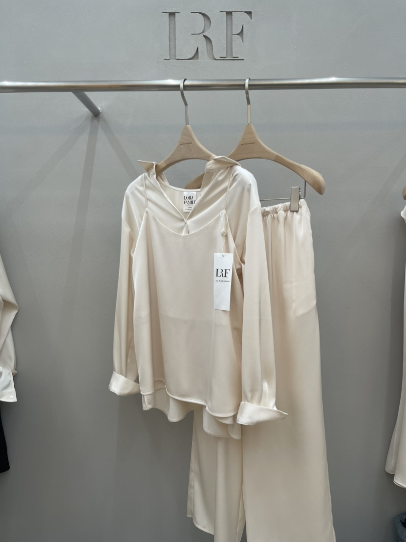 PLUS HONG-P韓國東大門直郵女裝新款推薦襯衫蕾絲衫不含吊帶絲綢LORA FAMILY/PLUS HONG襯衫/蕾絲衫