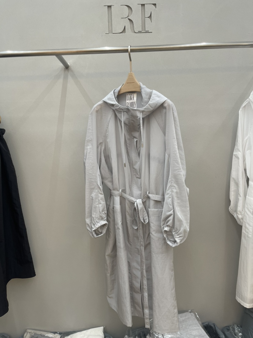 PLUS HONG-P韓國東大門直郵女裝新款人氣長款風衣含腰帶LORA FAMILY/PLUS HONG長款風衣圖色1