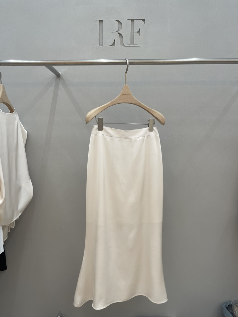 PLUS HONG-P韓國直郵女裝新品時尚人氣職業26春夏長裙絲綢LORA FAMILY/PLUS HONG長裙圖色1