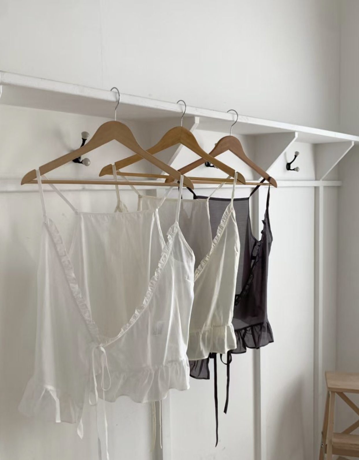 GAMGAK/NEMORETHING韓國東大門代購女裝新品熱賣吊帶背心不含內搭荷葉邊GAMGAK/NEMORETHING吊帶/背心