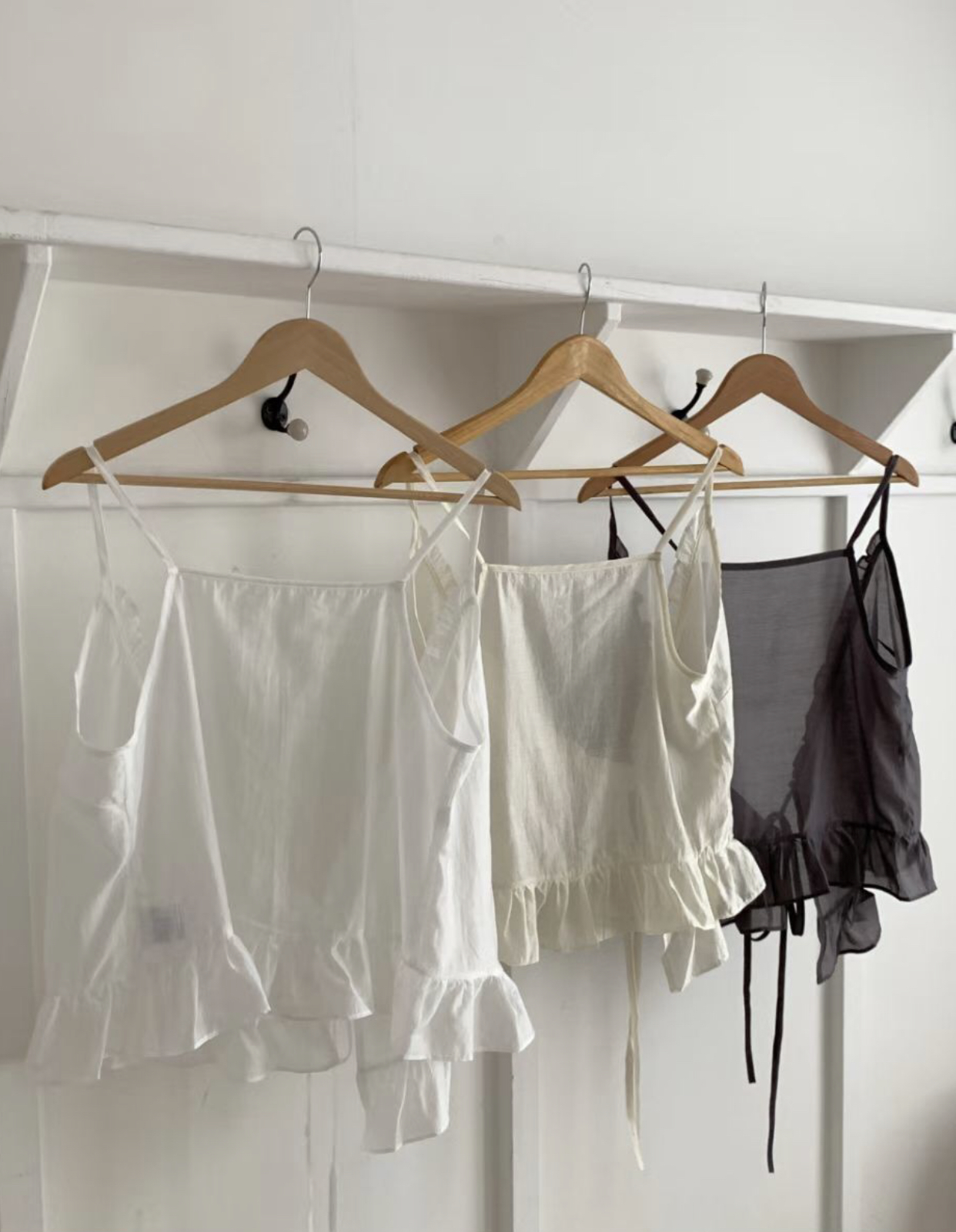 GAMGAK/NEMORETHING韓國東大門代購女裝新品熱賣吊帶背心不含內搭荷葉邊GAMGAK/NEMORETHING吊帶/背心圖色2左二色