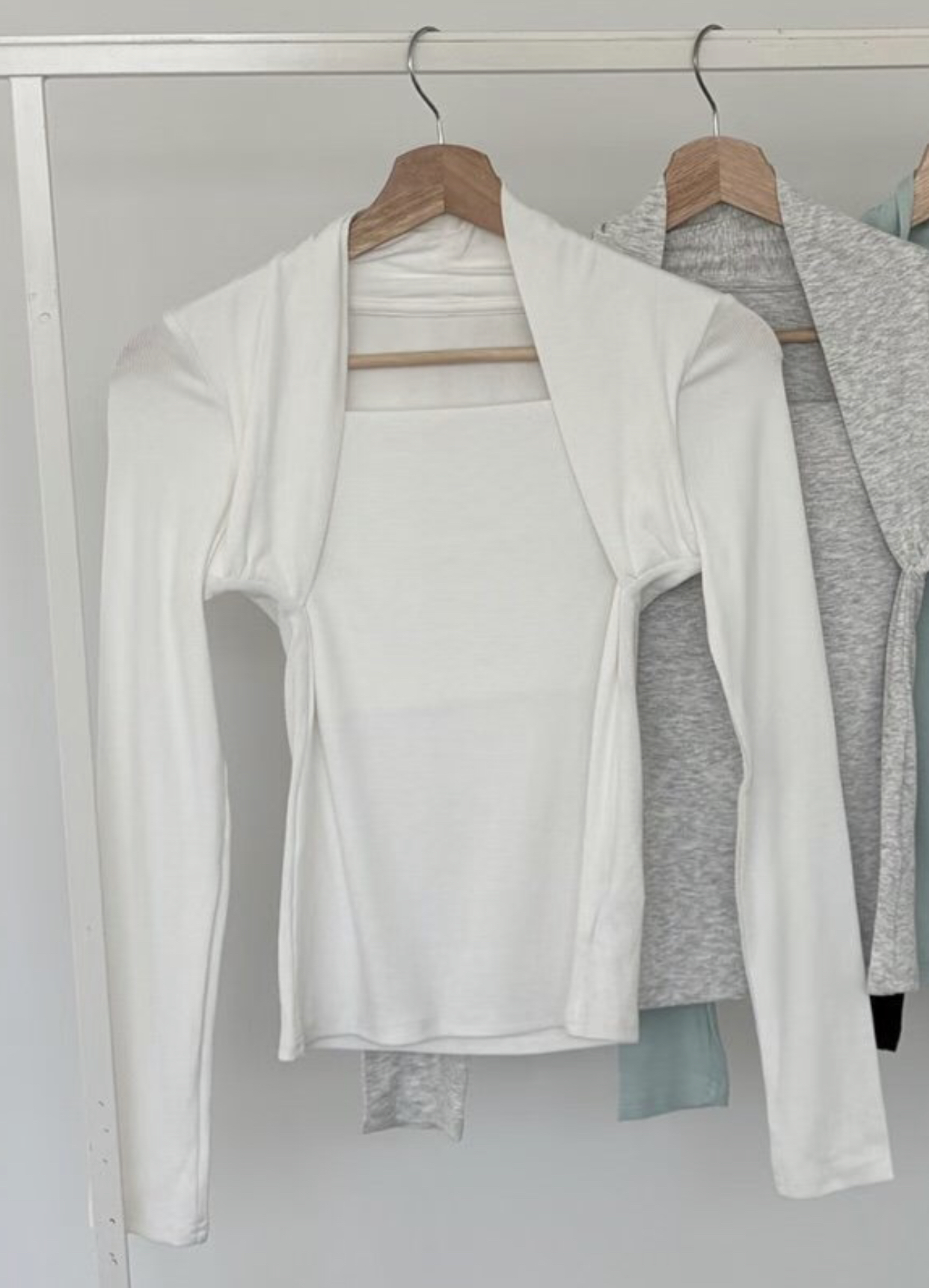 GGAEBI韓國東大門直郵女裝新款熱賣時尚職業休閑26春夏長袖T恤GGAEBI長袖T恤圖色1