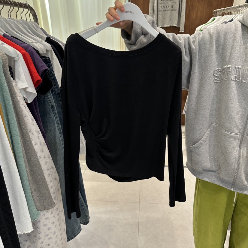 BUCKLE韓國代購女士新品熱賣職業長袖T恤不含項鏈褶皺露肩BUCKLE長袖T恤圖色3黑色
