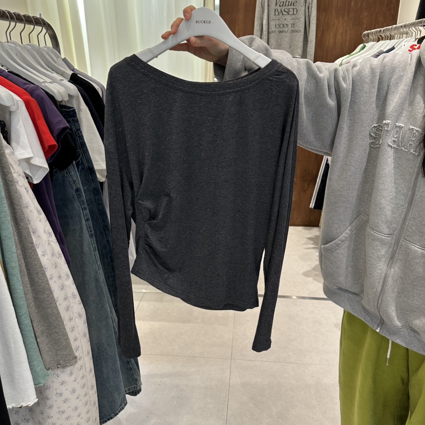 BUCKLE韓國代購女士新品熱賣職業長袖T恤不含項鏈褶皺露肩BUCKLE長袖T恤圖色4墨色
