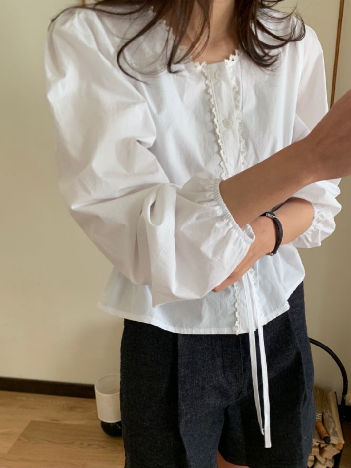 KOMOREBI韓國直郵實拍女士新款推薦時尚熱賣襯衫蕾絲衫蕾絲KOMOREBI襯衫/蕾絲衫