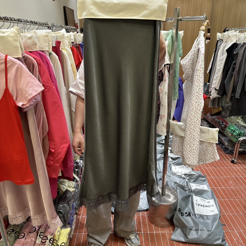 E/E/E韓國代購女裝新品真品推薦休閑人氣熱賣職業長裙緞面E/E/E長裙圖色2