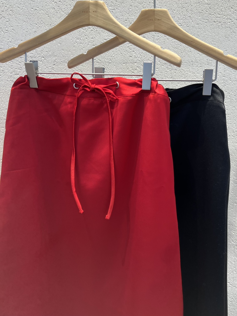 THE LINE-Q韓國直郵實拍女裝新品時尚推薦長裙緞面鏤空THE LINE-Q長裙