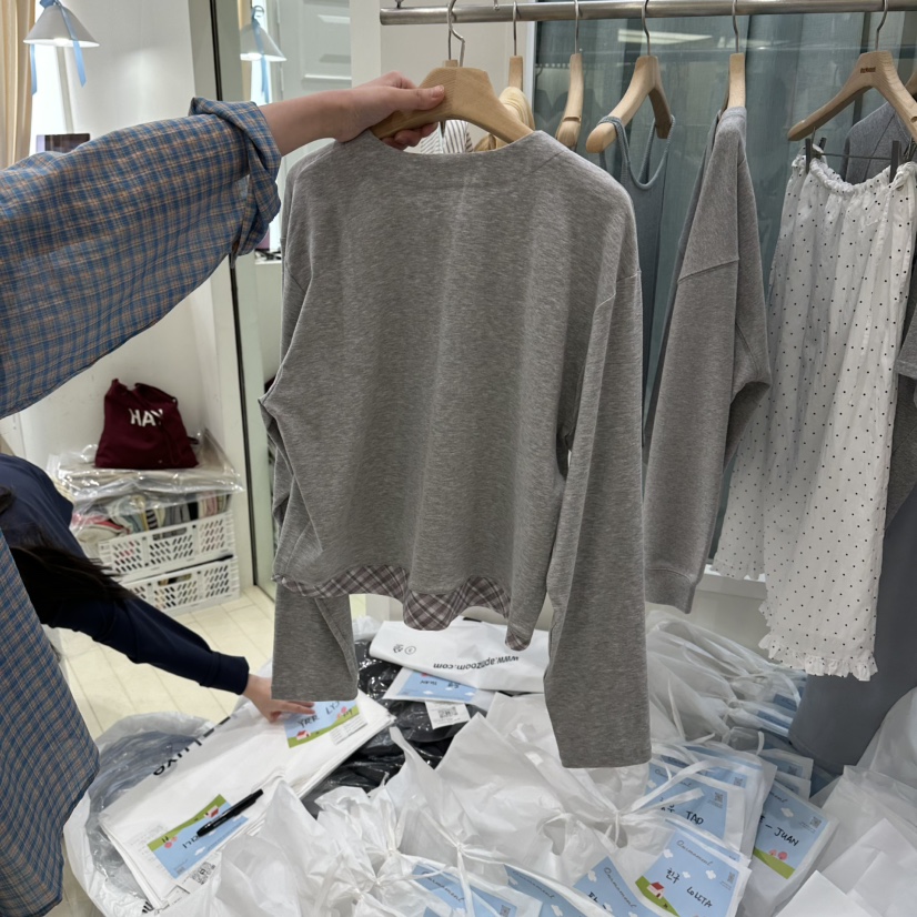 OURMOMENT韓國東大門直郵女士新品休閑熱賣時尚人氣長袖T恤OURMOMENT長袖T恤