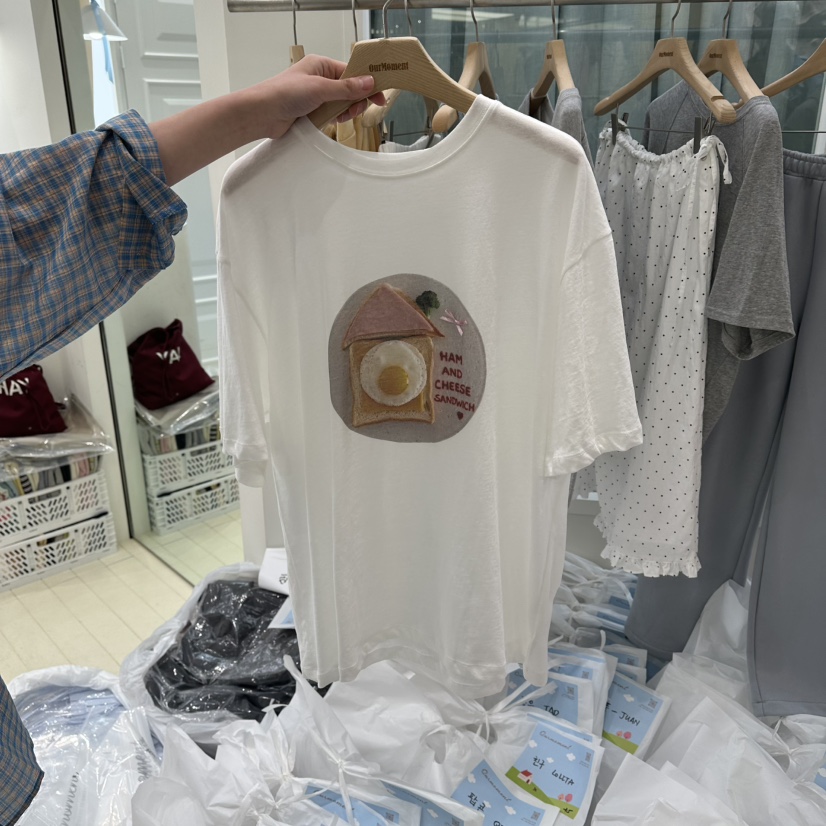OURMOMENT韓國直郵實拍女士新款熱賣推薦時尚人氣休閑T恤OURMOMENTT恤圖色1