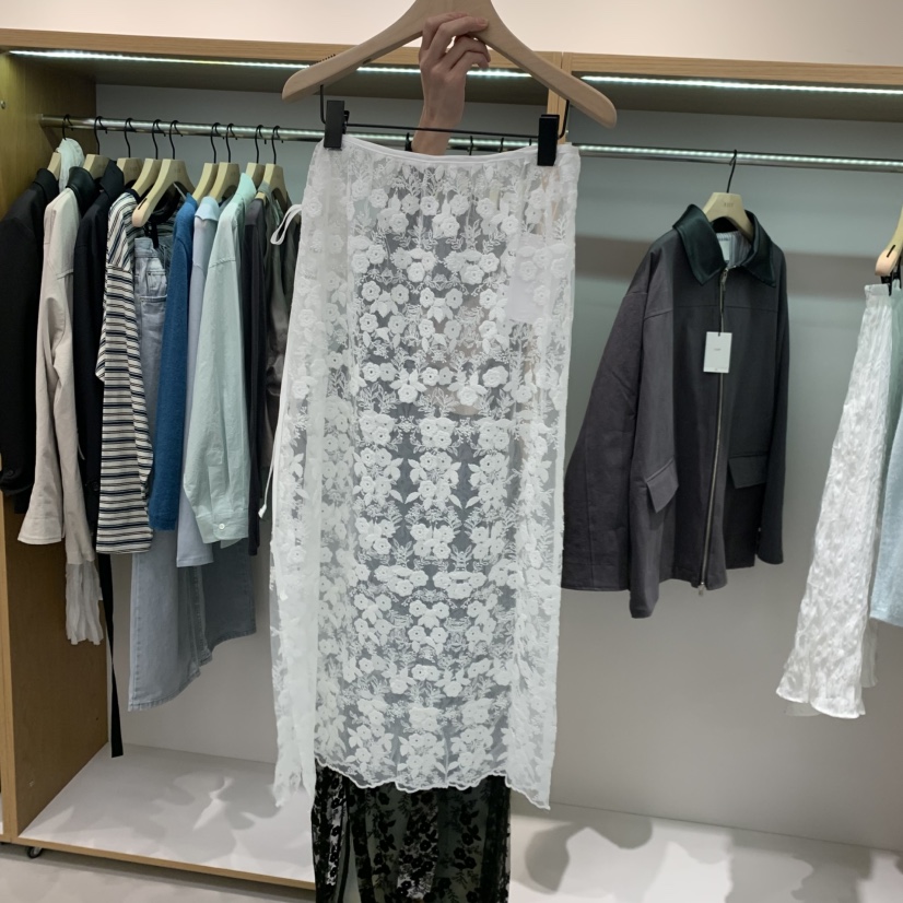 ALOT韓國代購女士新款人氣時尚26春夏職業長裙披肩花朵蕾絲A LOT長裙圖色2