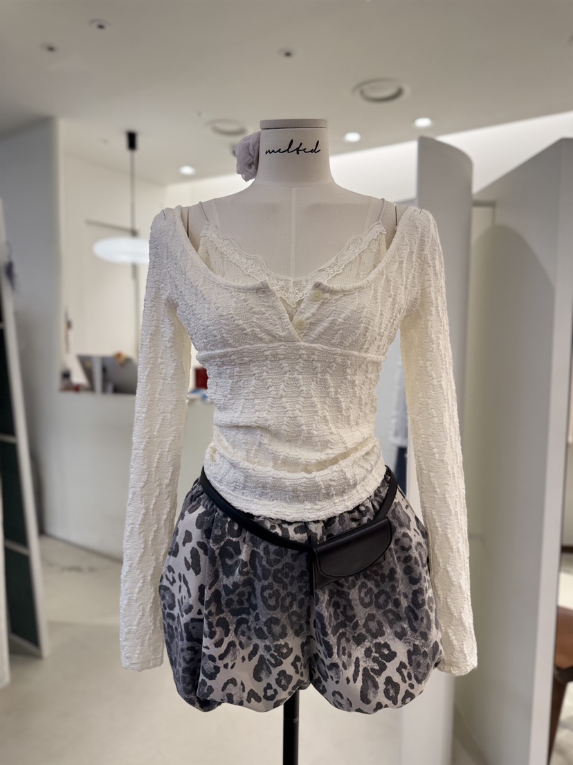 MELTED-P東大門實拍女裝新品推薦熱賣時尚真品長袖T恤蕾絲MELTED-P長袖T恤